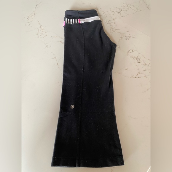 Lululemon Athletica | Cropped wide leg black yoga pants | size 6 - Picture 10 of 11